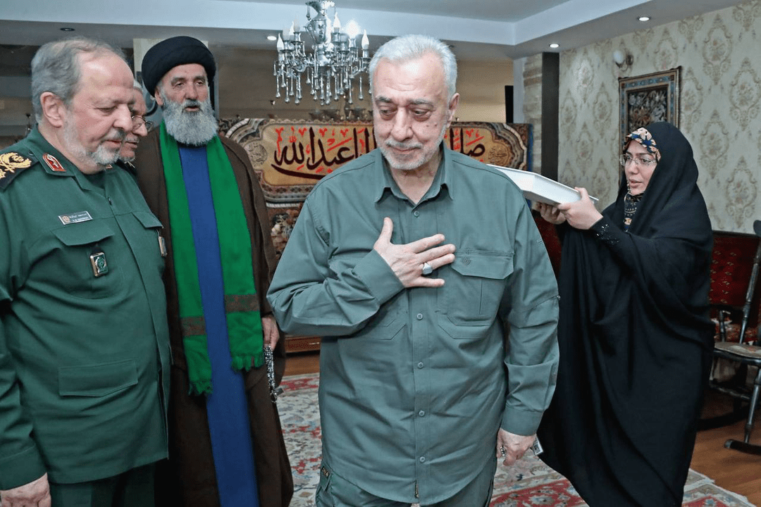 تصاویر حضور وزیر پیشنهادی دفاع در منزل شهید نصیرزاده