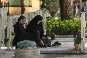 حضور زن و شوهری بر سر مزار شهدا در اولین شب جمعه سال در گلستان شهدا اصفهان