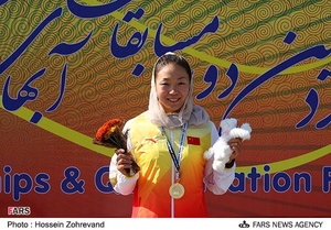 یکی از شرکت کنندگان خانم از کشور چین که صاحب مدال طلا شده در چهاردهمین دوره مسابقات آبهای آرام قهرمانی آسیا و انتخابی المپیک 2012
