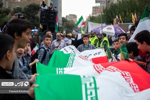 دانش آموزانی ک پرچم ایران را در دست دارند و در راهپیمایی 13 آبان شرکت کرده اند