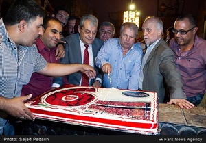 برش کیک مراسم توسط علی پروین ازپیشکسوتان پرسپولیس   