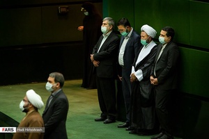 نمایندگان مجلس شورای اسلامی به احترام قرائت قرآن کریم در  اولین جلسه علنی مجلس  سال 1400  در صحن مجلس  ایستاده اند .