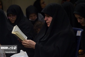 خانمی که در حال خواندن جوشن کبیر است
