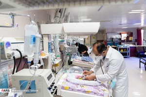 دکتر بخش مراقبت های ویژه نوزادان ( NICU 4 )  قل چهارم (  قل D  )  را معاینه می کند./ بیمارستان حضرت زینب(س) شیراز