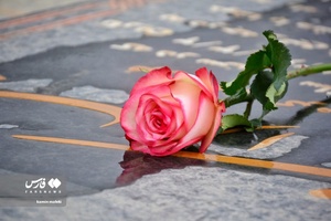 غبارروبی مزار مطهر شهیدان در گلزار شهدای خرم‌آباد