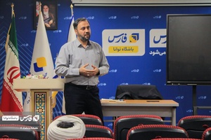 توضیحات علیرضا طاهری رئیس دانشکده رسانه خبرگزاری فارس درمورد فضای آموزشی در جلسه توجیهی با دانشجویان جدید الورود
