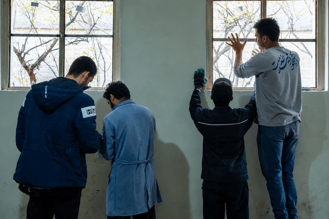 جهادگرانی که پنجرهٔ خانه‌ای با عکس شاه را هم شیشه‌دار کردند