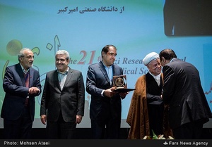 آیت الله اکبر هاشمی رفسنجانی رئیس مجمع تشخیص مصلحت نظام، سید حسن قاضی‌زاده هاشمی، وزیر بهداشت، درمان و آموزش پزشکی در حال اهدای لوح تقدیر به محققان برگزیده هستند