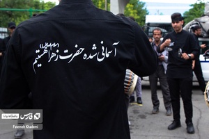 گروه دمام زنی که در حال اجرا مقابل دانشگاه تهران در مراسم شهادت آیت الله رئیسی و همراهان ایشان هستند