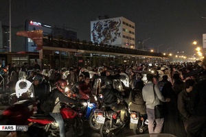 تجمعات پراکنده  خیابان انقلاب 