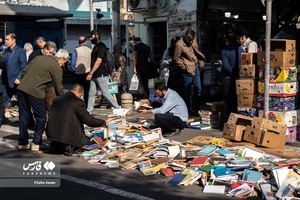 گذرگاه کتاب در پیاده راه انقلاب