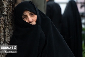 بانویی که در میدان پاستور در مراسم شهادت آیت الله رئیسی و همراهان ایشان در حال گریه کردن است