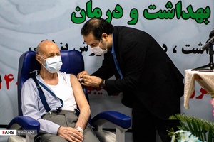 تزریق اولین دز از واکسن توسط دکتر رئیسی معاون وزیر بهداشت و درمان