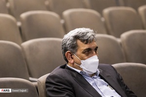 پیروز حناچی شهردار تهران در مراسم افتتاح نمادین سالن نمایش باغ کتاب تهران