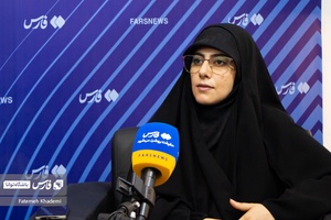 عاطفه خادمی دبیر شورای فرهنگ عمومی در غرفه خبرگزاری فارس