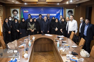عکس یادگاری امین حسین رحیمی  وزیر دادگستری با اصحاب رسانه در پایان نشست خبری