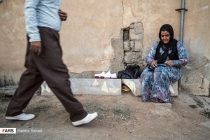 کلاش، گیوه محلی یا همان پای‌افزار دست‌ساز مختص استان کردستان است که از الیاف طبیعی ساخته می‌شود.قدمت بافت گیوه در بین مردم هورامان به یک‌هزار سال پیش برمی‌گردد.