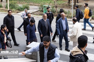 علیرضا زاکانی در حال رفتن به دانشکده عمران دانشگاه علم و صنعت است.