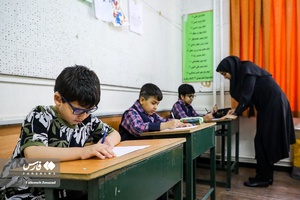معلمانی که در مدارس استثنایی در کلاس درس مدرسه به امر مقدس تدریس مشغولند