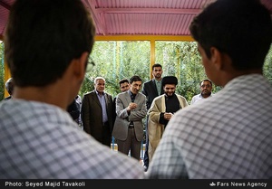 بازدید پرویز فتاح، رئیس کمیته امداد امام خمینی (ره) از کلاس های تشکیل شده در اردوی دانش آموزی رهپویان ولایت