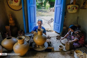  در این بین همسر محب علی محبی، سید صغری حسینی  در آماده سازی و ساخت کوزه  به همسر خود کمک شایانی میکند.