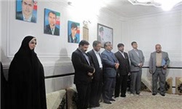 فرماندار زاهدان و خانواده شهدا