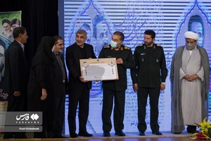 تقدیر از خانواده شهید قربانعلی کوچری در همایش ملی بسیج ادارات و کارمندان
