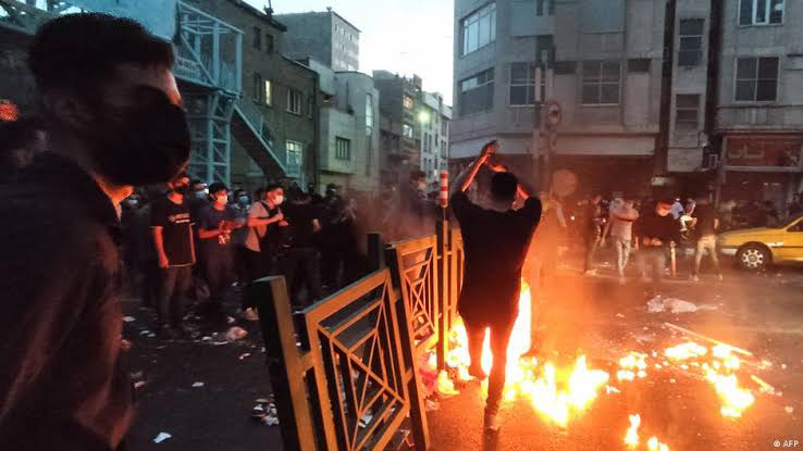 باتوم بدون درد پلیس فرانسه؛ معلم ایرانی از مشاهداتش در پاریس می‌گوید