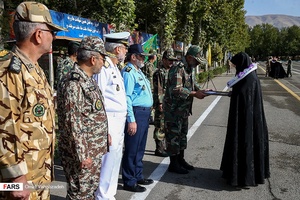 تقدیر از خانواده شهدا در مراسم صبحگاه مشترک نیروهای چهارگانه ارتش