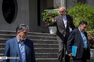 سید علیرضا آوایی وزیر دادگستری، علی‌اکبر صالحی رییس سازمان انرژی اتمی و سید عباس صالحی وزیر فرهنگ و ارشاد اسلامی درحاشیه  جلسه هیأت دولت /۲۲ فروردین ۹۷ 