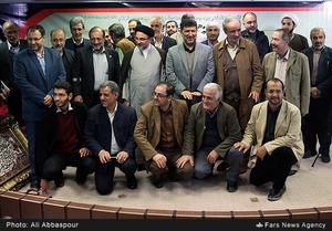 عکس یادگاری حاضرین یا مرتضی سرهنگی در پنجاهمین عصرانه ادبی فارس