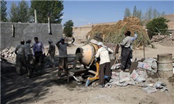 نیروهای جهادی در حال کمک کردن به زلزله زدگان