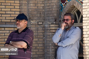 دو آقا که در حال گریه هستند در مراسم تشییع پیکر مطهر شهید مدافع حرم سعید آبیار در حرم حضرت عبدالعظیم