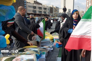 توضییع پستر و پرچم در ساعات آغازین راهپیمایی جشن 44 سالگی انقلاب  میدان انقلاب