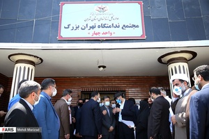 گفت و گوی مهدی حاجی زاده رئیس سازمان زندان‌ها و سید پرویز فتاح رئیس بنیاد مستضعفان پس از پایان مراسم آزادی تعدادی از زندانیان جرایم غیر عمد و جرایم مالی از زندان بزرگ تهران