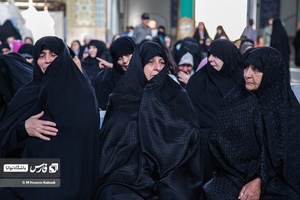 سمت چپ: سوگواری مادر شهید سرلک در مراسم سومین سالگرد فرزند شهیدش