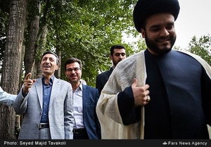 ورود پرویز فتاح، رئیس کمیته امداد امام خمینی (ره) و حجت الاسلام و المسلمین سید محمد شیرازی، امام جمعه فشم به اردوگاه شهید آوینی