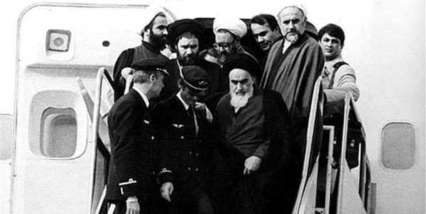 ورود امام خمینی به فرودگاه  مهرآباد از پله‌های هواپیما 12 بهمن