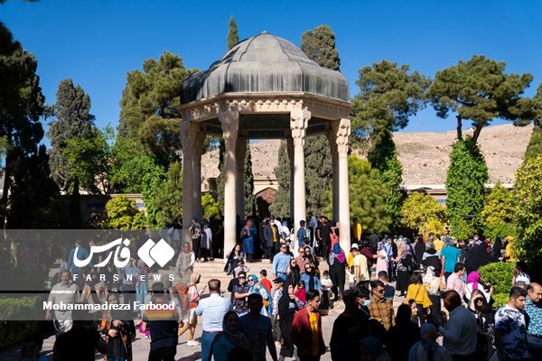 آرامگاه حافظ شیرازی در ایام نوروز