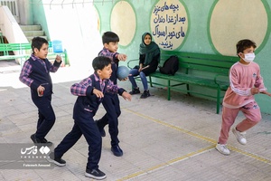 بازی دانش آموزان در حیاط مدرسه