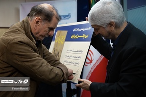 حاج علی فریدونی جانباز 8 سال دفاع مقدس پوستر یادبود رونمایی کتاب «بی چتر زیر باران» امضا می کند