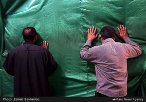 زائران حسینی در حرم مطهر امام حسین (ع)
