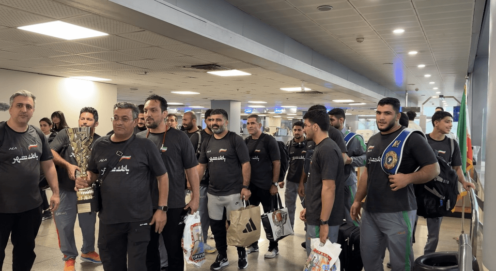 گزارش تصویری؛  قهرمانان کشتی ایران با استقبال خادمان حرم بانوی کرامت وارد کشور شدند