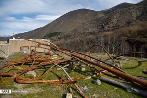 لوله های قدیمی روستای زرده شهرستان طارم زنجان به خواست شرکت آب و فاضلاب روستایی اصلاح شد ولی بصورت نیمه کاره رها شده است.
