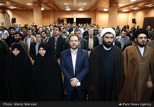 ادای احترام شرکت‌کنندگان در همایش بصیرت انقلابی، انتخاب آگاهانه هنگام پخش سرود ملی 