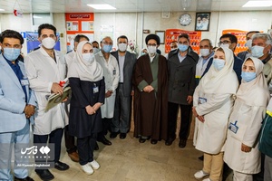 عکس یادگاری پرسنل و کادر درمان بیمارستان علوی تبریز با حجت‌الاسلام و المسلمین سید محمدعلی آل‌هاشم نماینده ولی فقیه در استان آذربایجان‌شرقی و امام جمعه تبریز پس از بازدید ایشان از بیمارستان