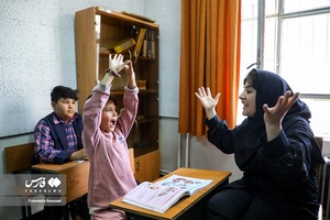 معلمانی که در مدارس استثنایی در کلاس درس مدرسه به امر مقدس تدریس مشغولند
