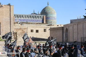  حضور نوجوانان دارالارشاد اردبیل در همایش احلی من العسل  به یاد رشادت های حضرت قاسم بن الحسن(ع) در واقعه کربلا درصحن بقعه شیخ صفی الدین اردبیلی 