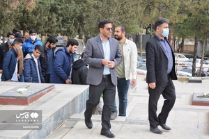غبارروبی مزار مطهر شهیدان در گلزار شهدای خرم‌آباد