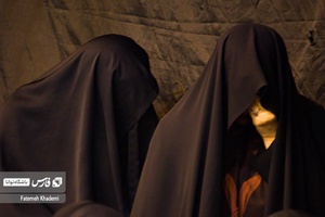 خانمهایی که در روضه در حال گریه هستند